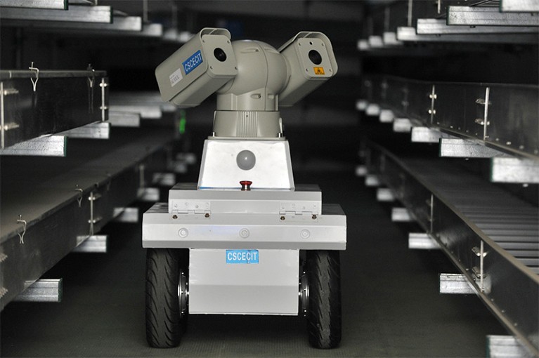 An intelligent robot patrols a project site in Xi’an.