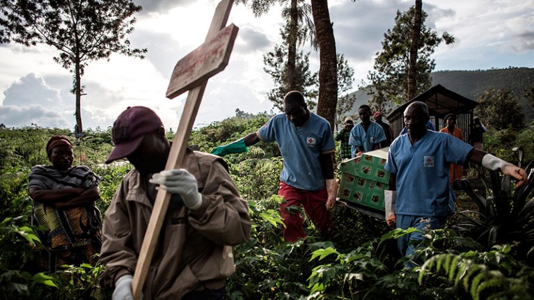 Health workers carry a coffin containing a victim of Ebola virus on May 16, 2019 in Butembo.