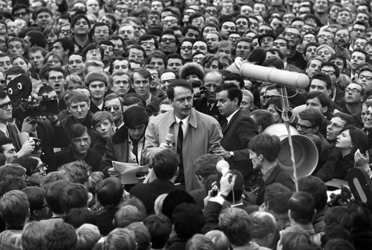 Ralf Dahrendorf speaks to a crowd at the 19th Federal Party Congress of the FDP in the town hall in Freiburg on January 29, 1968