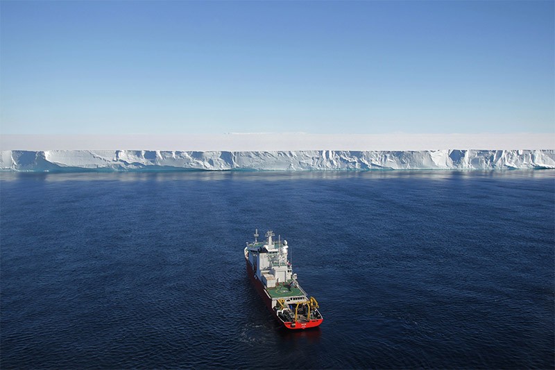 photo of the Korean icebreaker IBR/V Araon during Antarctic cruise