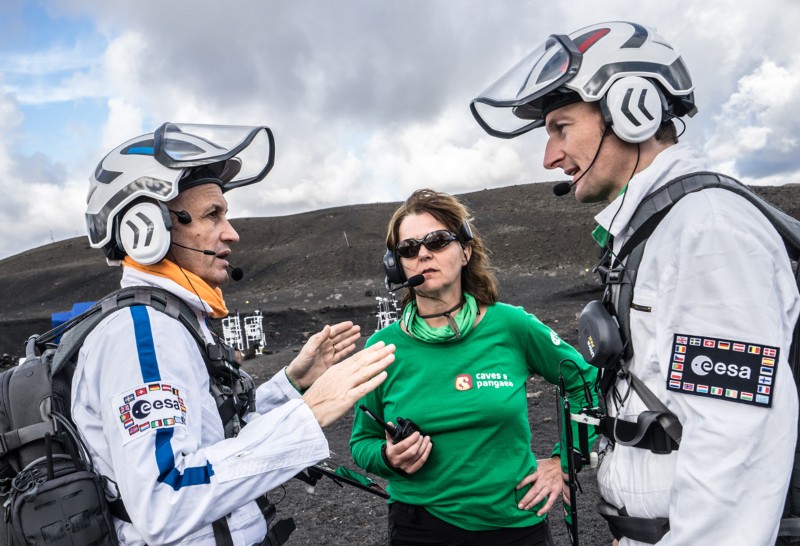 Project leader Loredana Bessone facilitates the collection of lessons learned from the execution of a geological traverse.