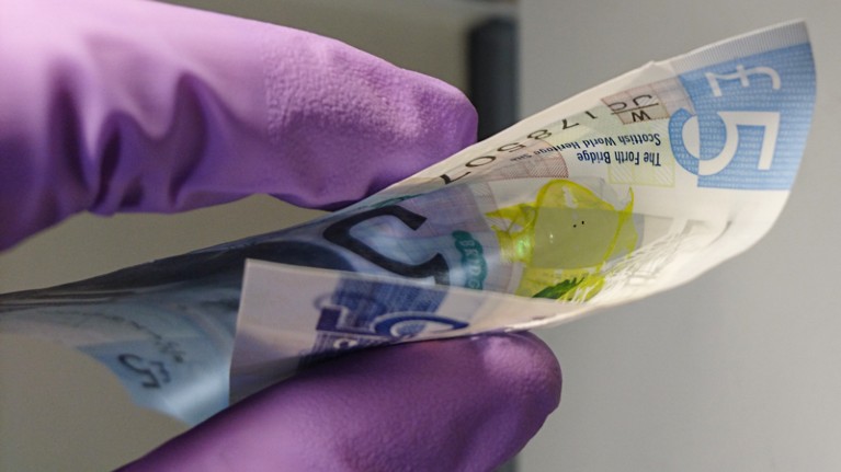 Membrane lasers transferred onto a five pound banknote