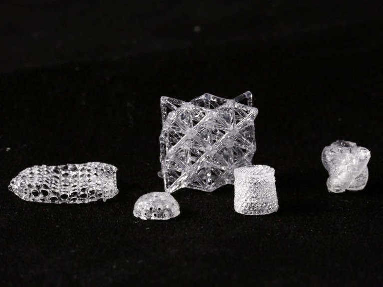 Transparent and dense BPS glasses obtained by sintering 3D printed porous objects.