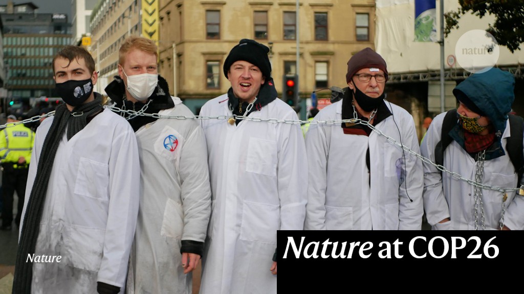 peneliti bergabung dengan pemrotes di COP26