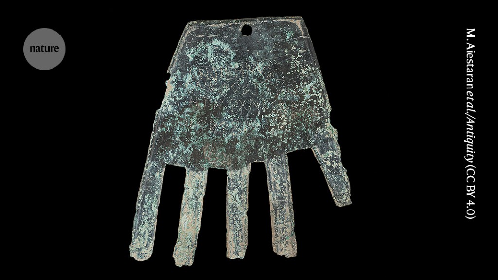 De inscriptie van een oude bronzen hand verwijst naar de oorsprong van de Baskische taal
