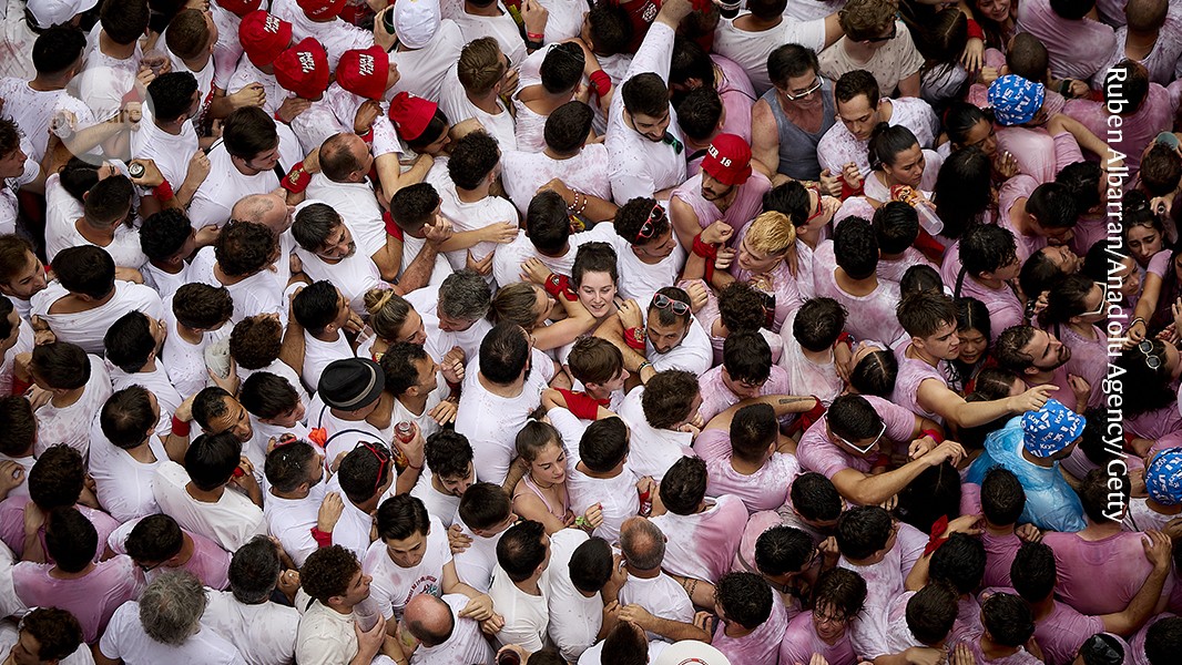 Crowds start to spin when their densities hit a threshold