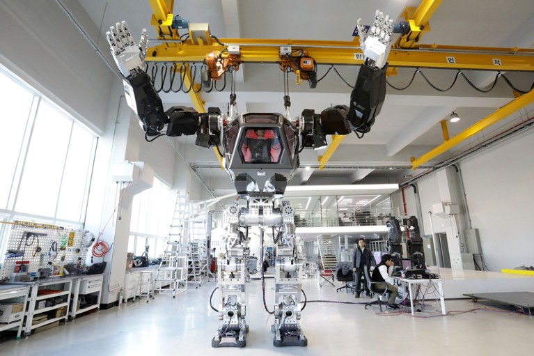 Testing South Korea's manned walking robot 'Method-2'