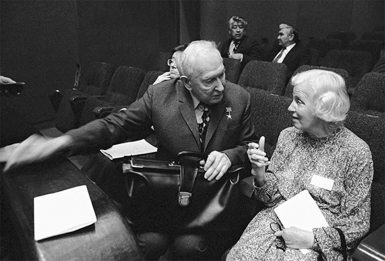 Markov (l) and Hodgkin (r) talk in a conference room in 1983