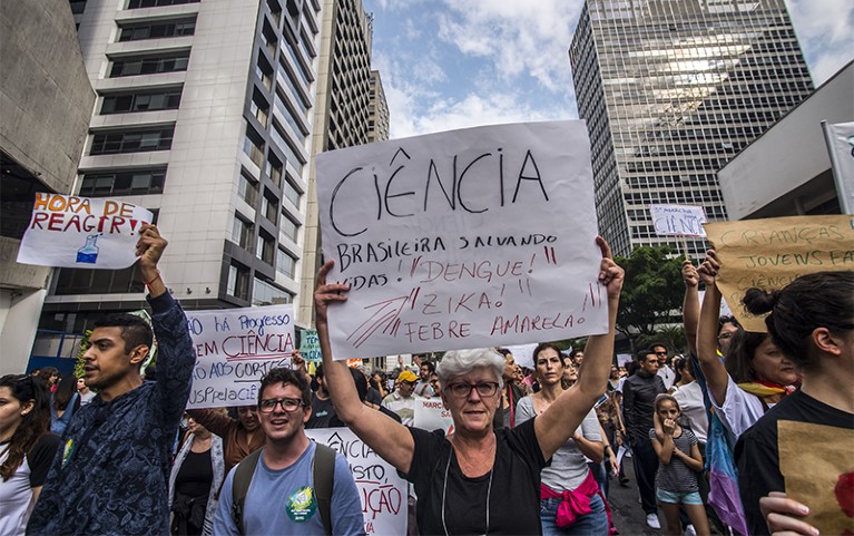 Photo of scientists in São Paulo protest.