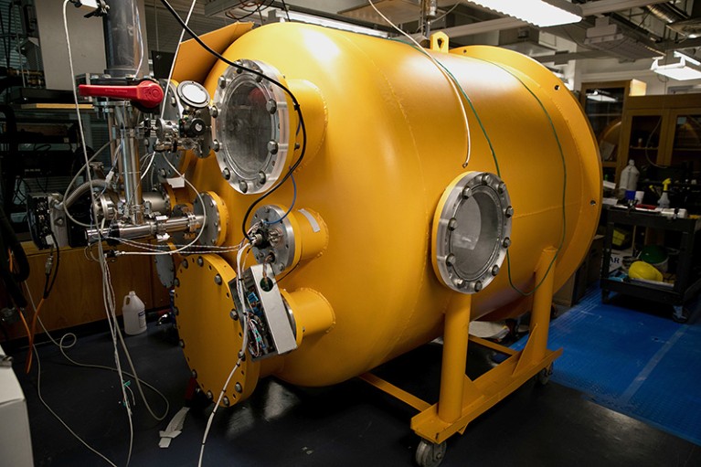 Environmental chamber to test instruments used in SCoPEx field mission