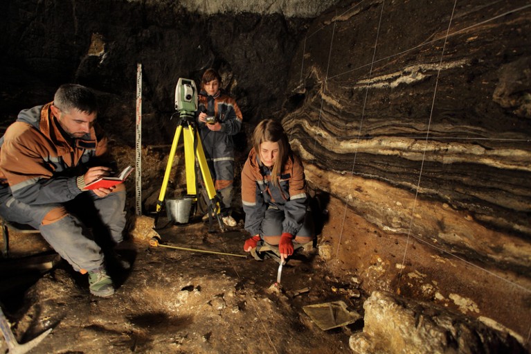 Dating of hominin discoveries at Denisova