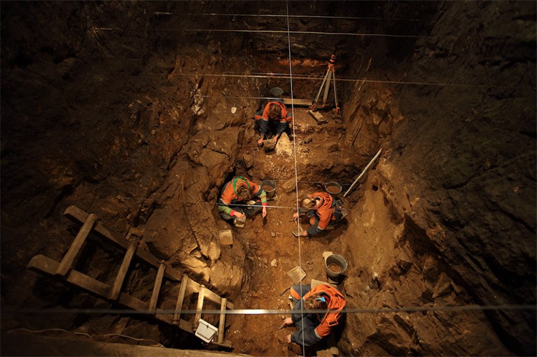 2010年，4名科学家在丹尼索瓦洞穴东室挖掘更新世沉积物。