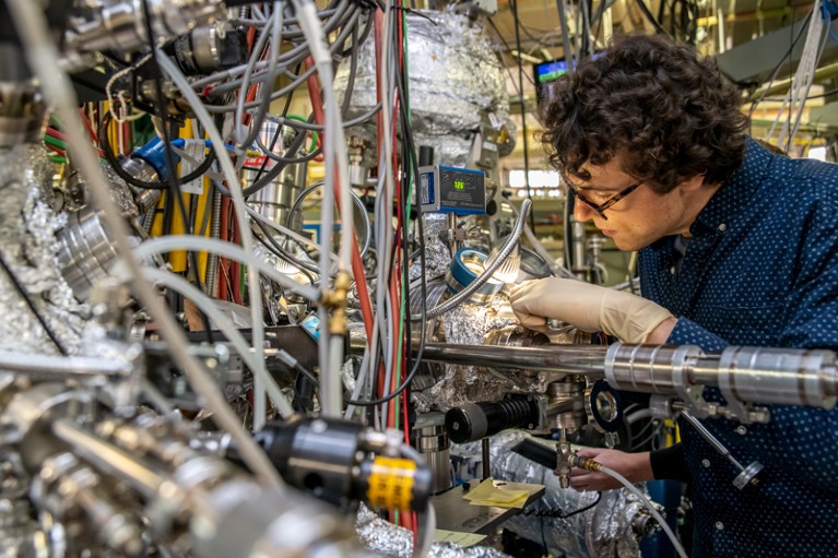 James Collins works on an experiment at Beamline 10.0.1 at Berkeley Lab’s Advanced Light Source