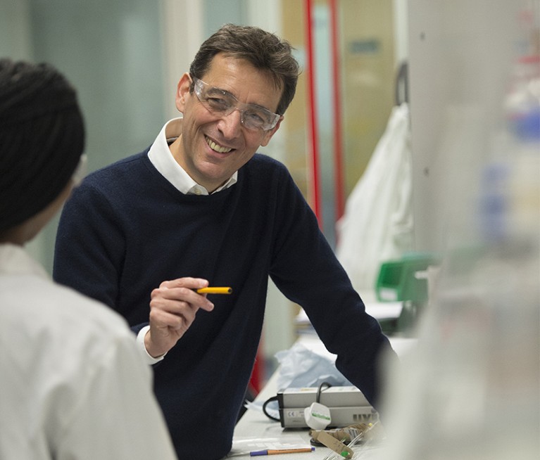 Paul Walton talks to a female student in a laboratory in the University of York