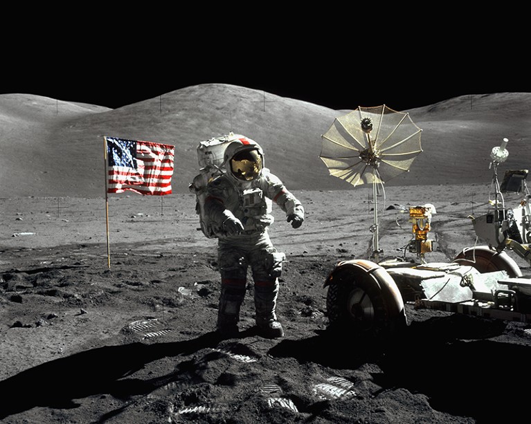 阿波罗17号的一名宇航员在月球表面站在他的月球车旁边