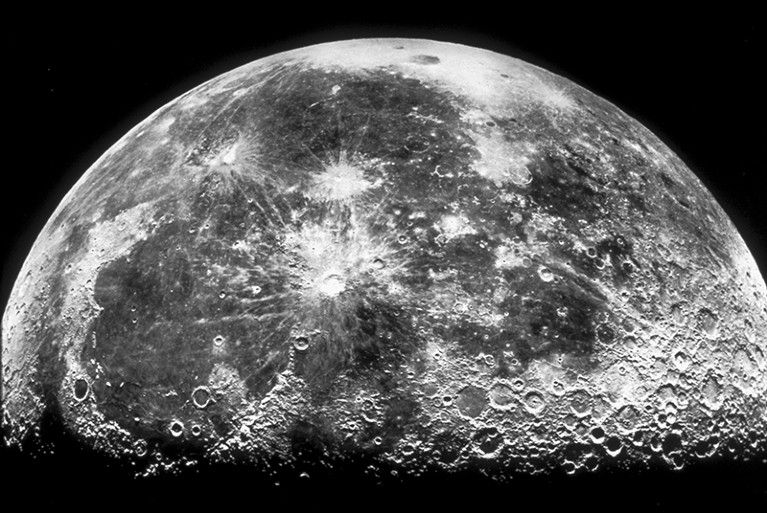 向南倾斜的雨海和月球表面的哥白尼陨石坑
