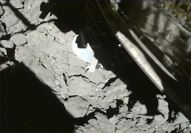 Images taken before and after touchdown of Hayabusa2 on Ryugu