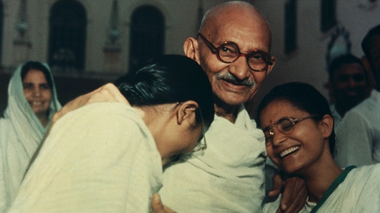 Mahatma Ghandi with his granddaughter Manu and his grandnephew Kanuïs wife Abha in Delhi in 1948