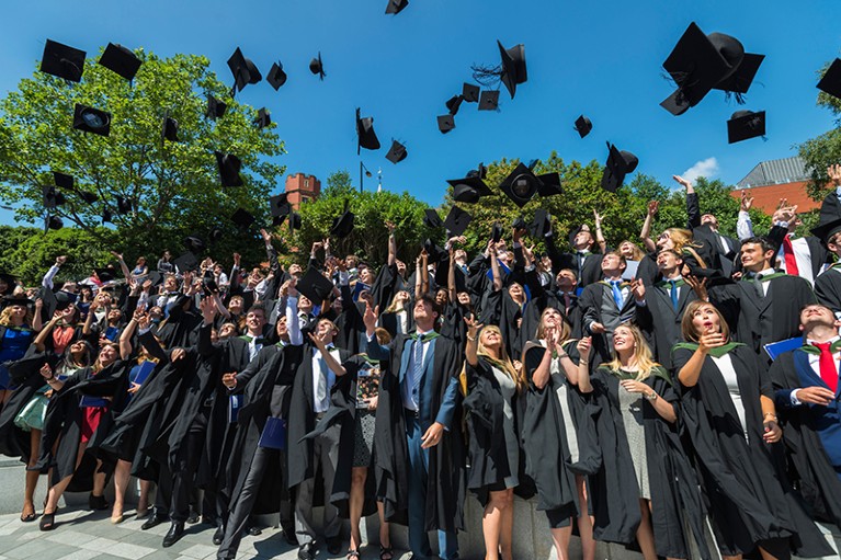 谢菲尔德大学毕业学生把他们的帽子在空中