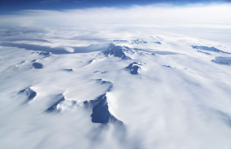 南极半岛的山脉和陆地冰