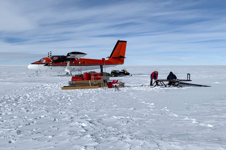 在南极洲东部的大力神圆顶，野外团队成员正在准备一辆雪地摩托和梳洗设备
