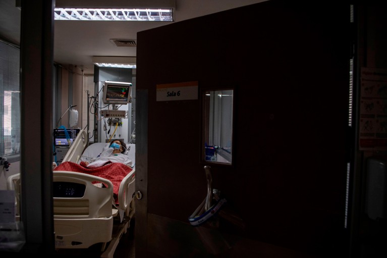 A COVID-19 patient in the Intensive Care Unit of the Barros Luco Hospital in Santiago
