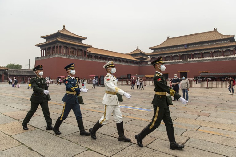 3月人民解放军荣誉卫队成员过去的乌蒙门在北京紫禁城