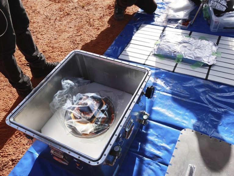 Des membres de la JAXA récupèrent une capsule larguée par Hayabusa2 à Woomera, dans le sud de l'Australie.