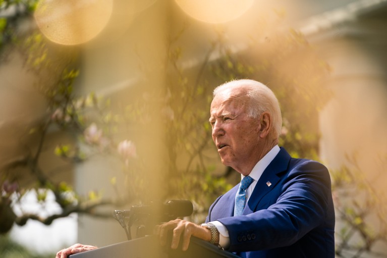 美国总统乔•拜登(Joe Biden)使得在讲台演讲在白宫玫瑰花园的花园