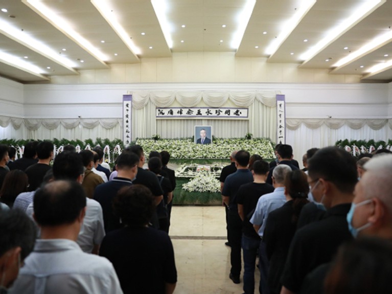 Fudan teachers and students farewell to Comrade Wang Yongzhen.