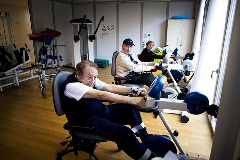 患者在瑞士一家专门为帕金森病患者开设的日托中心锻炼