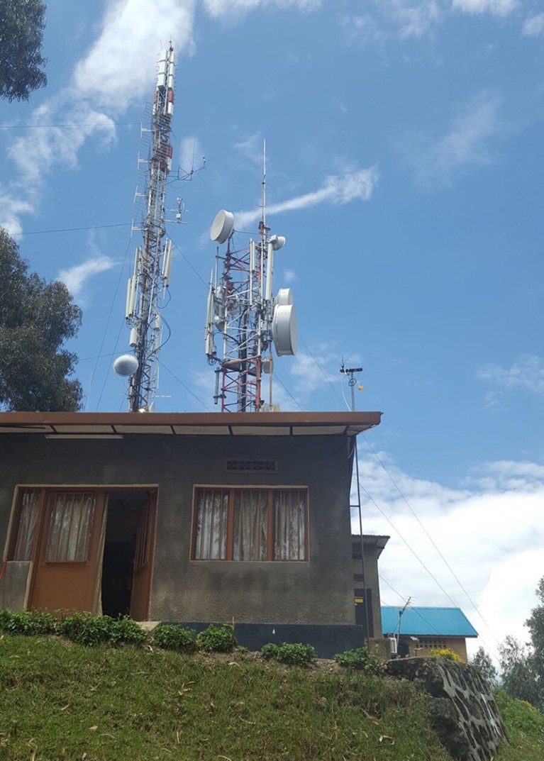 卢旺达Mugogo山上的一个天然气观测站有多个天线，测量仪器安装在屋顶上。