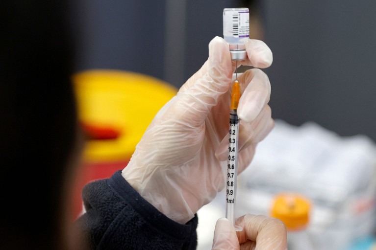 一名医护人员正在准备一剂辉瑞生物科技公司的疫苗