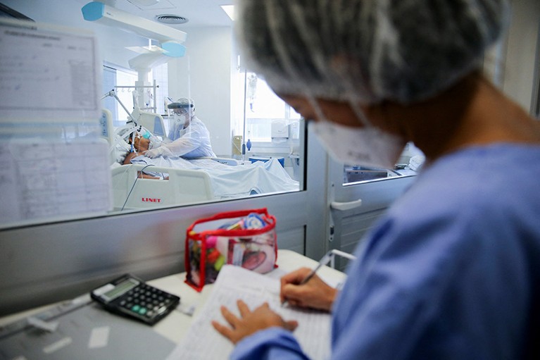 医务人员照顾一个病人在重症监护室在阿雷格里港COVID-19疾病爆发之际,巴西。