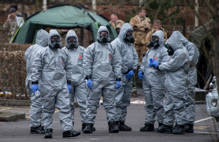 穿着防护服和防毒面具的军人在英国索尔兹伯里调查谢尔盖·斯克里帕尔中毒事件