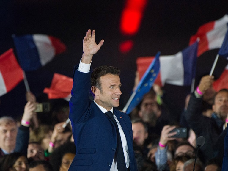 法国总统马克龙在法国总统选举第二轮投票后向支持者挥手。