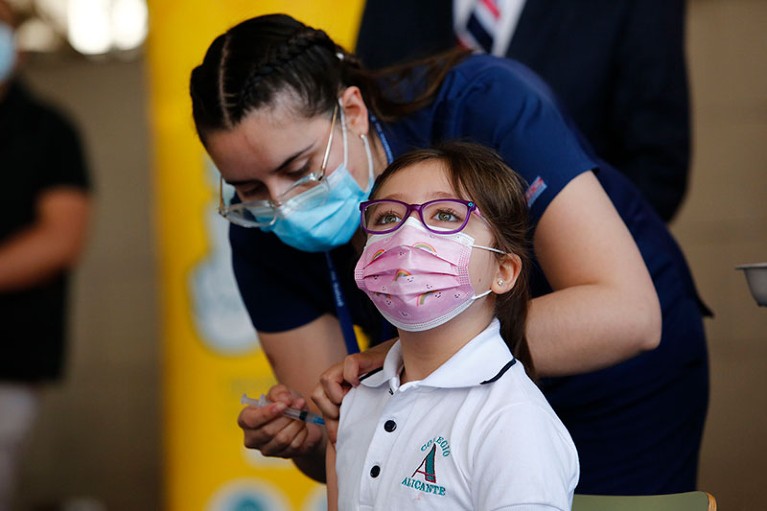 在智利圣地亚哥，一名卫生工作者为一名儿童注射了第一剂科兴疫苗。