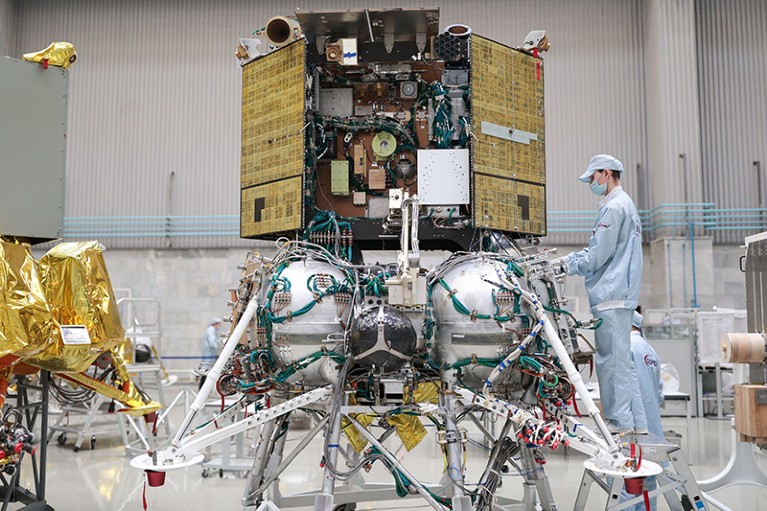 Zaměstnanci Asociace výzkumu a výroby SA Lavočkin jsou na snímku na lunárním přistávacím modulu Luna-25.