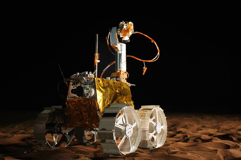 Rover Emirates Lunar Mission Rashid zobrazený během testů komunikace a mobility.