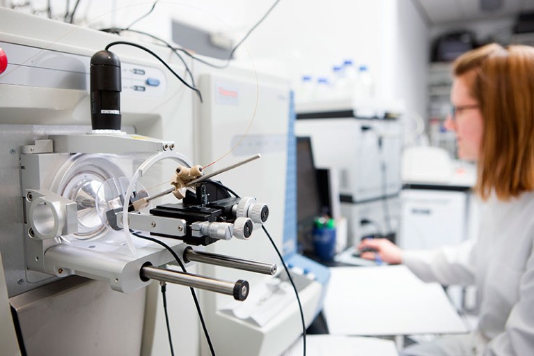 苏格兰邓迪大学的研究人员用质谱仪分析蛋白质。