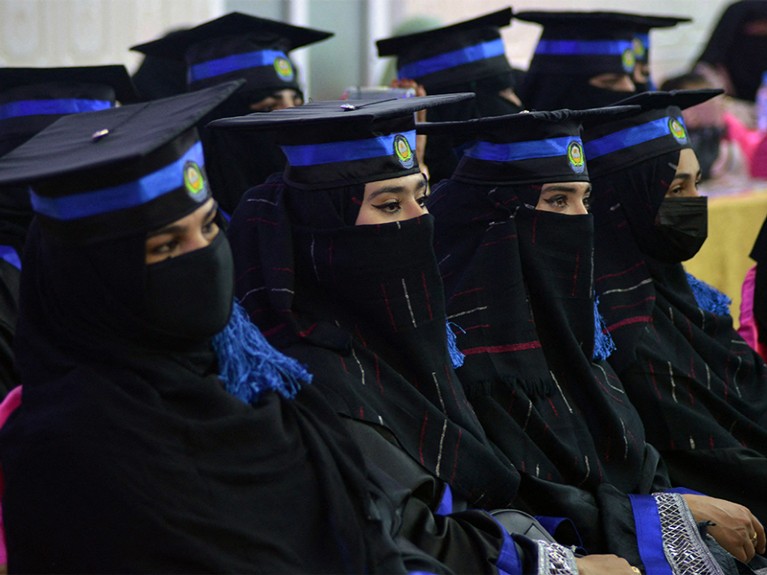 工程和计算机科学学院的学生在坎大哈参加毕业典礼。