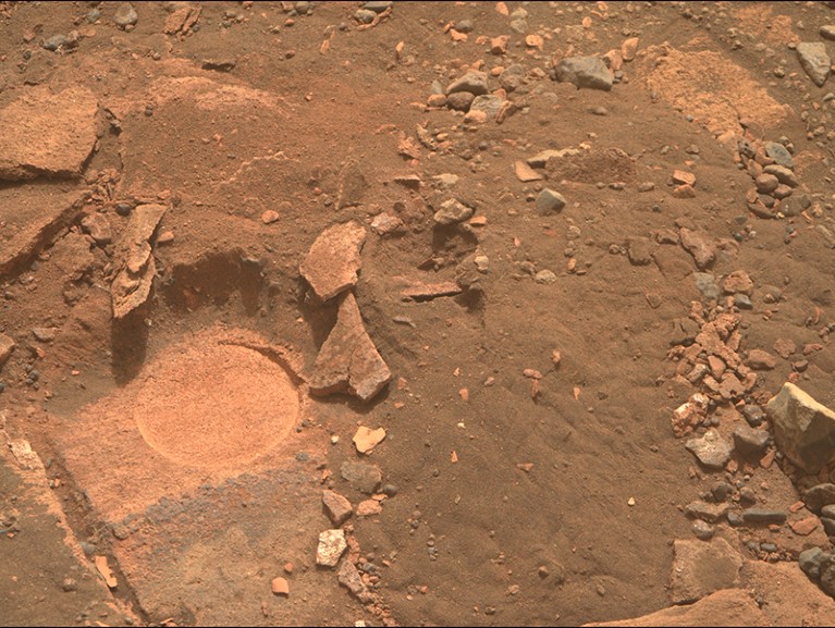 美国宇航局“毅力”号火星探测器拍摄的样本地点特写。