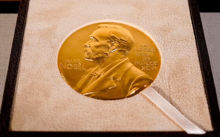 诺贝尔奖奖章，授予查尔斯·m·赖斯生理学或医学奖。