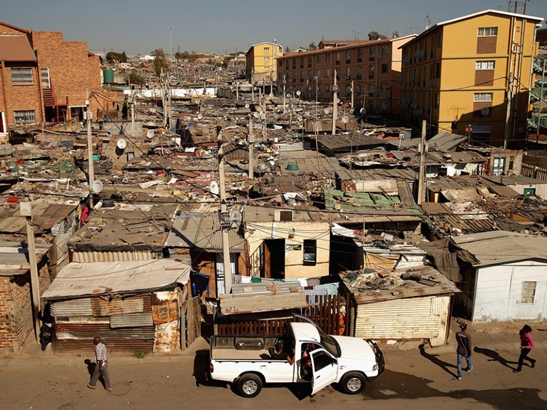 在亚历山德拉镇棚屋延伸到地平线在约翰内斯堡,南非。