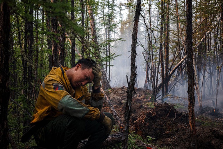 空中森林保护服务的一名成员在俄罗斯Byas-Kyuel村的边缘监测逆火