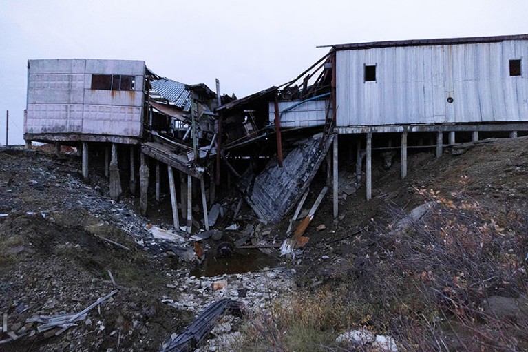 在俄罗斯萨哈共和国切尔斯基镇，一座被融化的永久冻土摧毁的工业建筑。