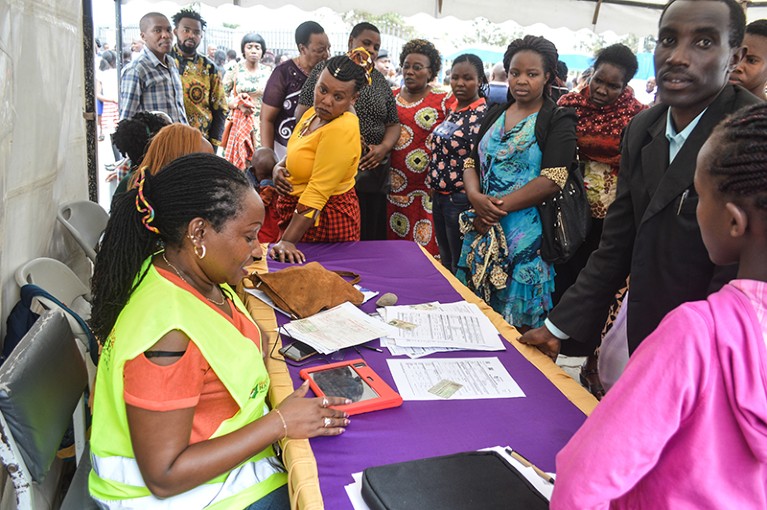 在纳库鲁镇，人们正在为肯尼亚国家综合身份管理系统Huduma Namba进行注册。