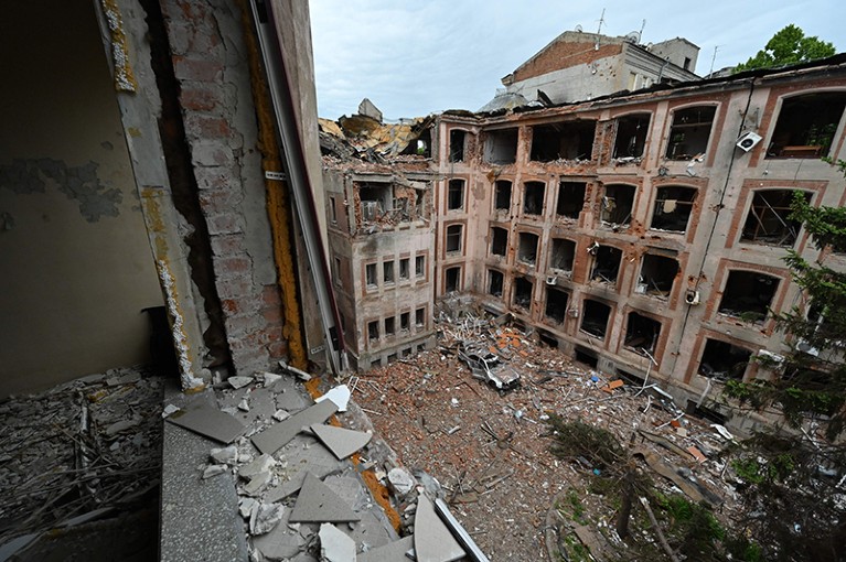 哈尔科夫的卡拉津国立大学经济学院大楼在乌克兰入侵期间严重受损