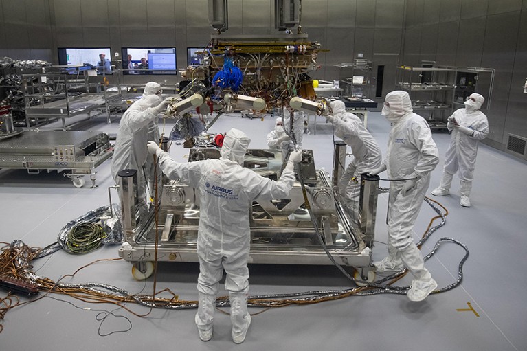 在英国斯蒂夫尼奇的空中客车工厂，工程师们穿着洁净室套装在ExoMars漫游者上工作