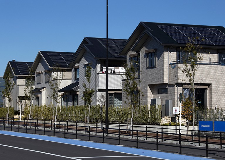 Les maisons se dressent dans Fujisawa Sustainable Smart Town
